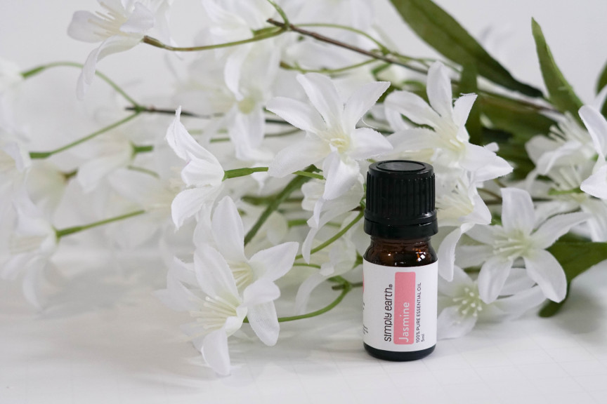 5 Science-Backed Uses for Jasmine Essential Oil (+ 6 Recipes)